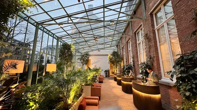 De glazen serre van Botanic Sanctuary in Antwerpen.