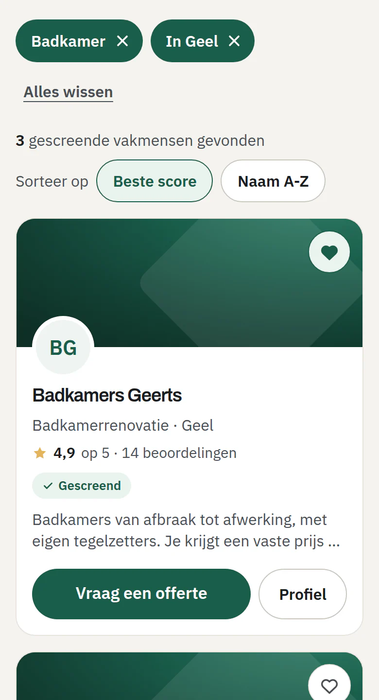 Scherm op gsm: drie gescreende vakmensen voor een badkamer in Geel, met het teken Gescreend, een score van 4,9 op 5 en de knop Vraag een offerte.